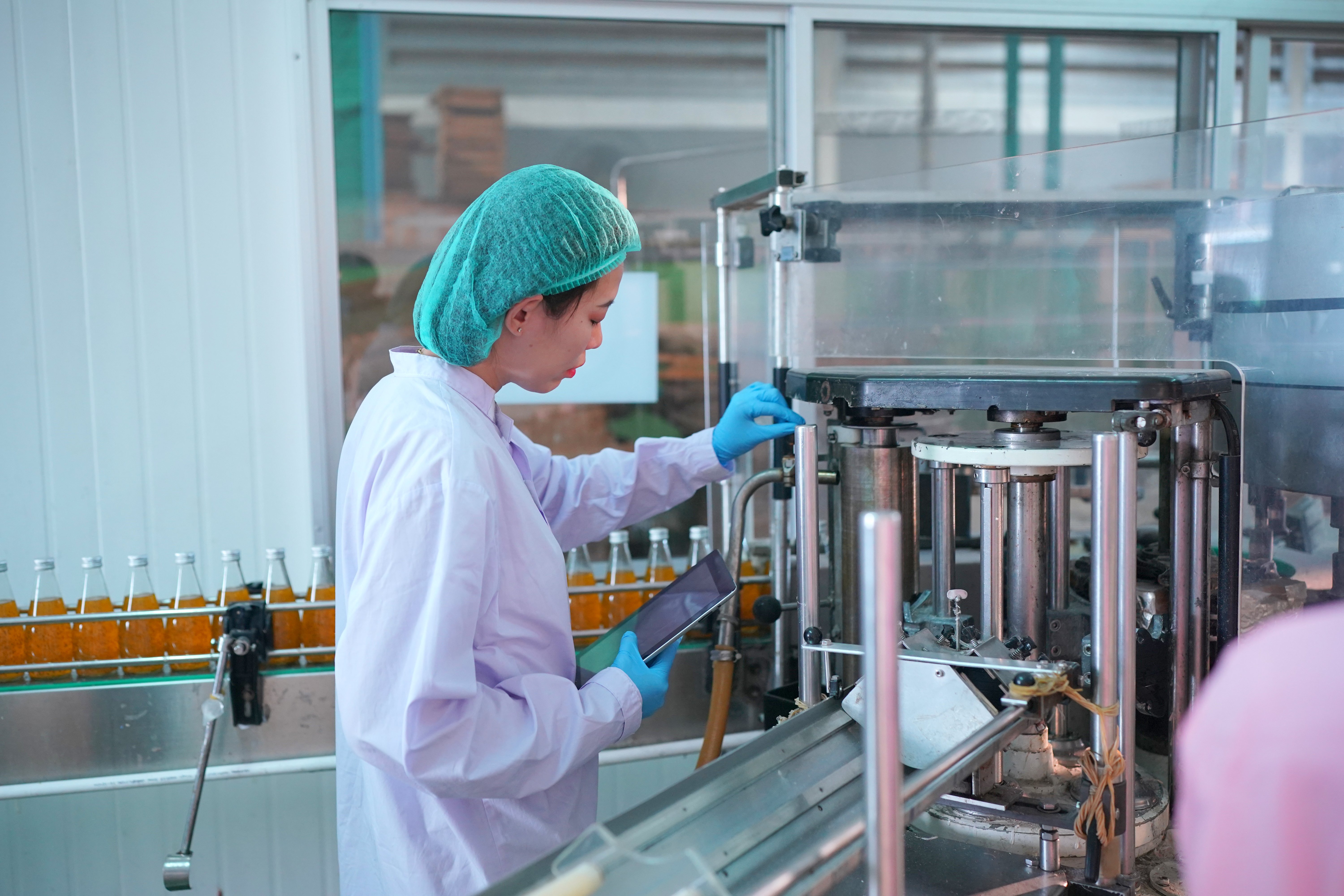 drink-production-employee-works-at-beverage-manuf-2022-08-19-07-52-43-utc